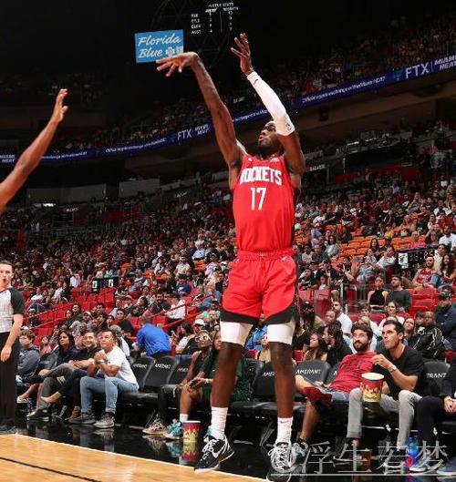 伊森持球突破 篮下腾空双手扣篮