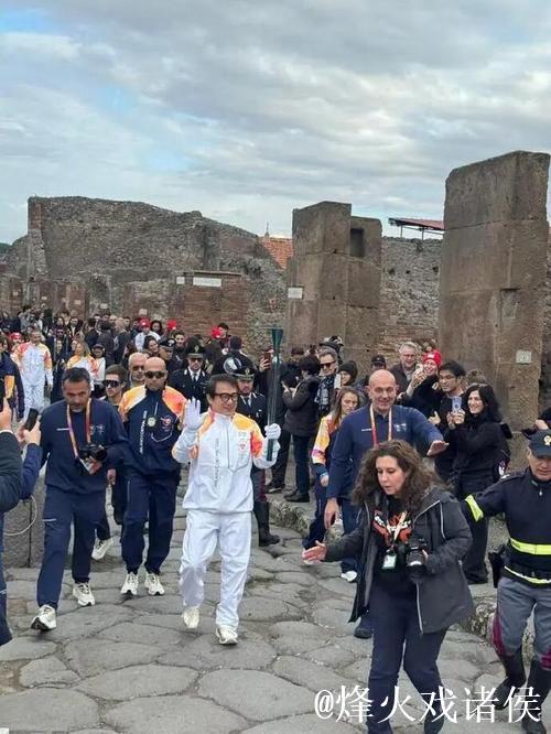 成龙参与米兰-科尔蒂纳冬奥会火炬传递活动 成龙参与米兰-科尔蒂纳冬奥会火炬传递活动