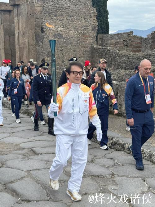 成龙参与米兰-科尔蒂纳冬奥会火炬传递活动 成龙参与米兰-科尔蒂纳冬奥会火炬传递活动